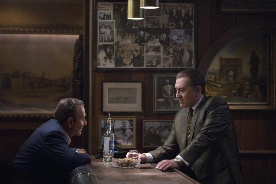 Joe Pesci y Robert De Niro en una escena de The Irishman, producida por Netflix.