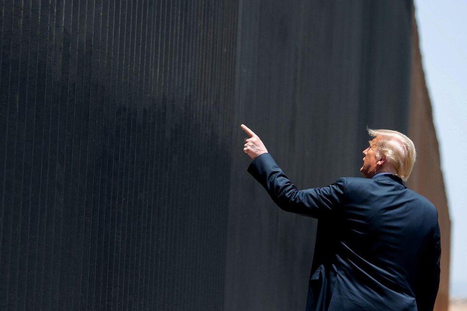 Trump partcipa este martes en los festejos la milla 200 del muro en San Luis, Arizona. (Fuente: AFP)