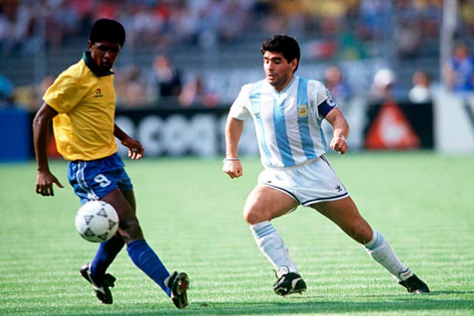 Maradona disputa la pelota con Careca. (Fuente: AFP)