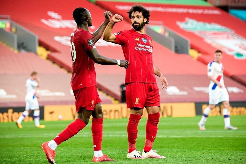 Salah y Mané, a los codazos, en un buen sentido. (Fuente: EFE)