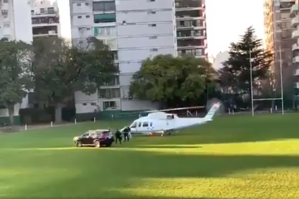 Macri con los vecinos de Belgrano a los que fue a visitar en helicóptero.