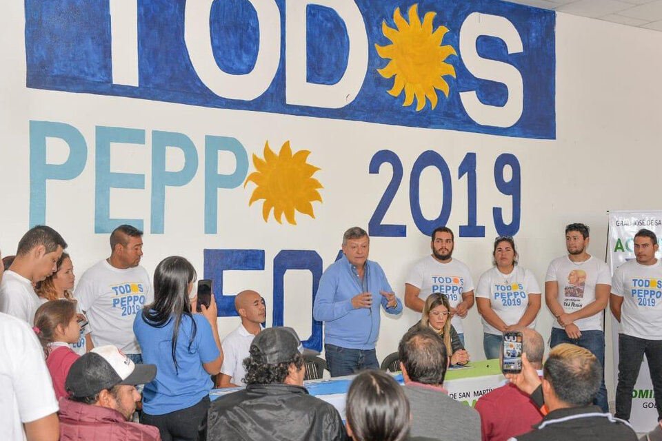 Domingo Peppo, durante una actividad de campaña hoy en San Martín.