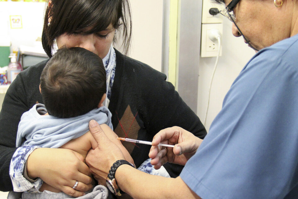 En el año, unos 75 mil chicos no llegan a completar el calendario de vacunación. (Fuente: NA)