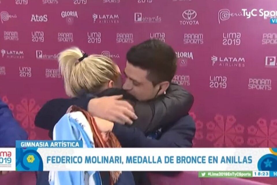 El emocionado abrazo de Molinari y su mujer tras la propuesta matrimonial.  (Fuente: Captura de pantalla)