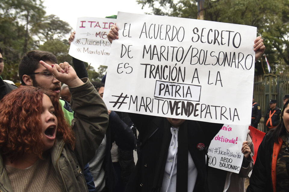 Manifestantes repudian el acuerdo secreto del gobierno con Brasil. 