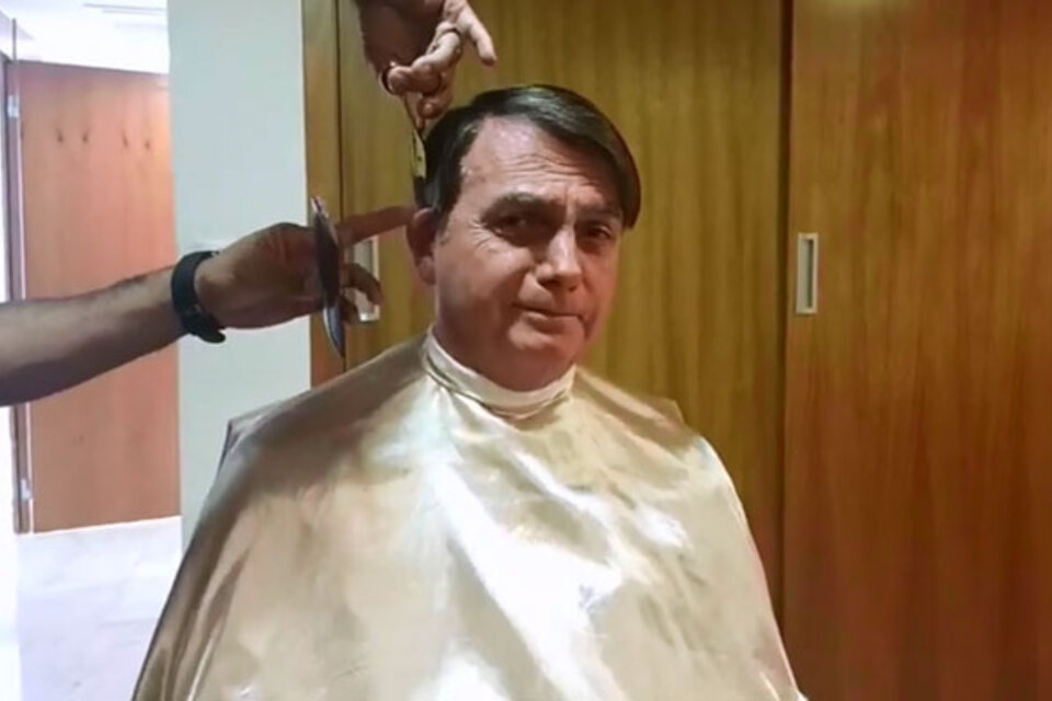 Jair Bolsonaro fue a la peluquería y dejó plantado al canciller francés. 