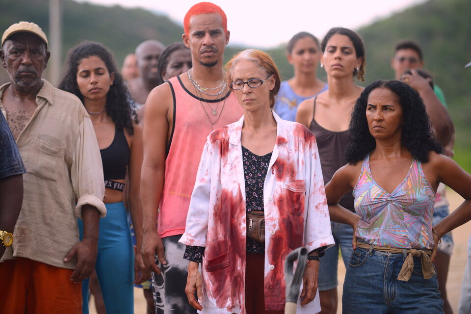 Sonia Braga bañada en sangre y al frente de la lucha de Bacurau, de Kleber Mendonça Filho.