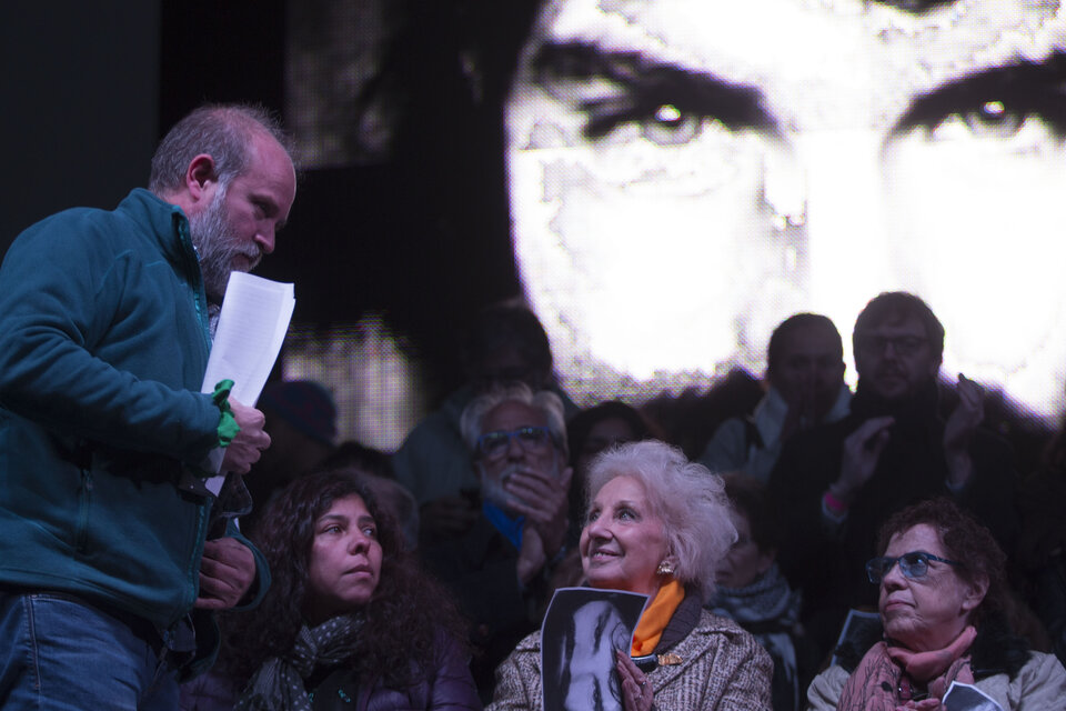 Sergio Maldonado y referentes de derechos humanos, durante el acto al cumplirse el primer año de la desaparición de Santiago. (Fuente: NA)