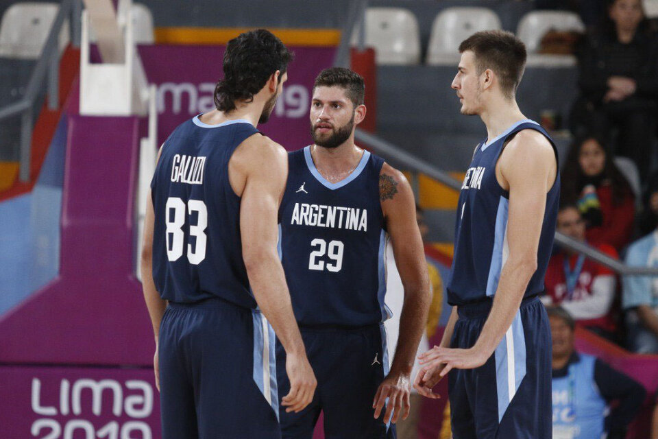 Galizzi, Garino y Brussino en pleno intercambio durante Argentina-México. (Fuente: CABB)