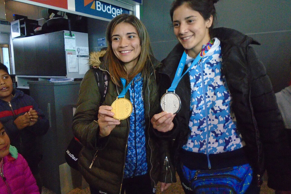 Leonela y Dayana Sánchez muestran sus medallas panamericanas.