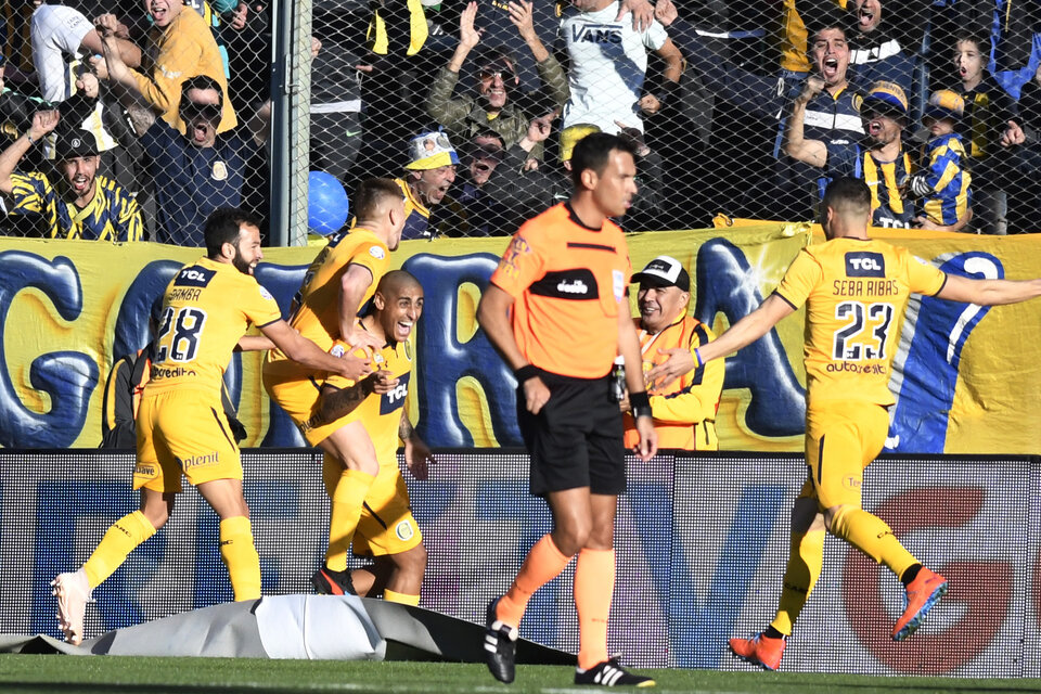 Zabala festeja su gol, el de la victoria de Rosario Central.