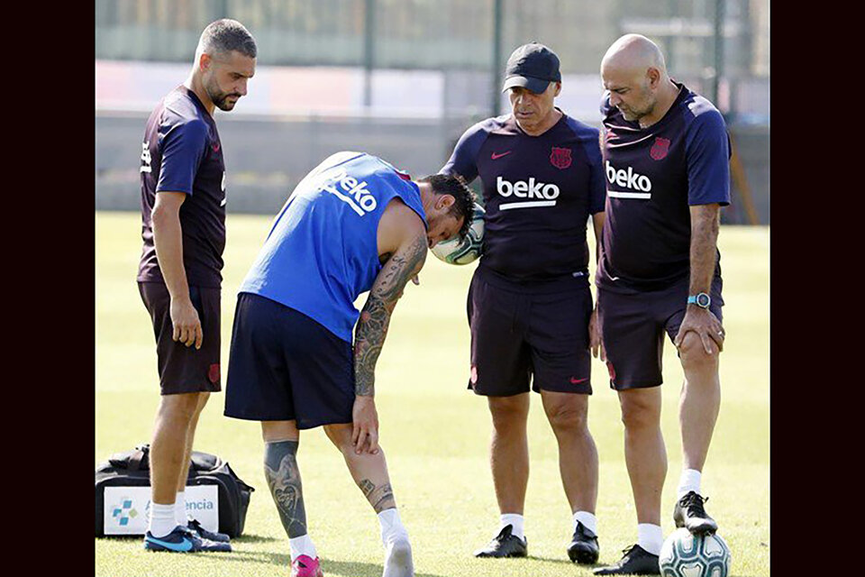 Messi se señala la zona de la lesión en el sóleo de su pierna derecha. (Fuente: EFE)