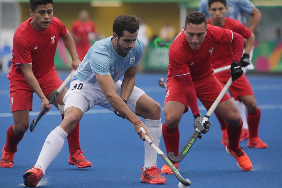 Agustín Bugallo protege la bocha para la Argentina. (Fuente: COA)