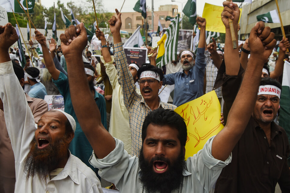 Simpatizantes de la organización paquistaní Jamaat-ud-Dawa reaccionaron al anuncio de India.  (Fuente: AFP)