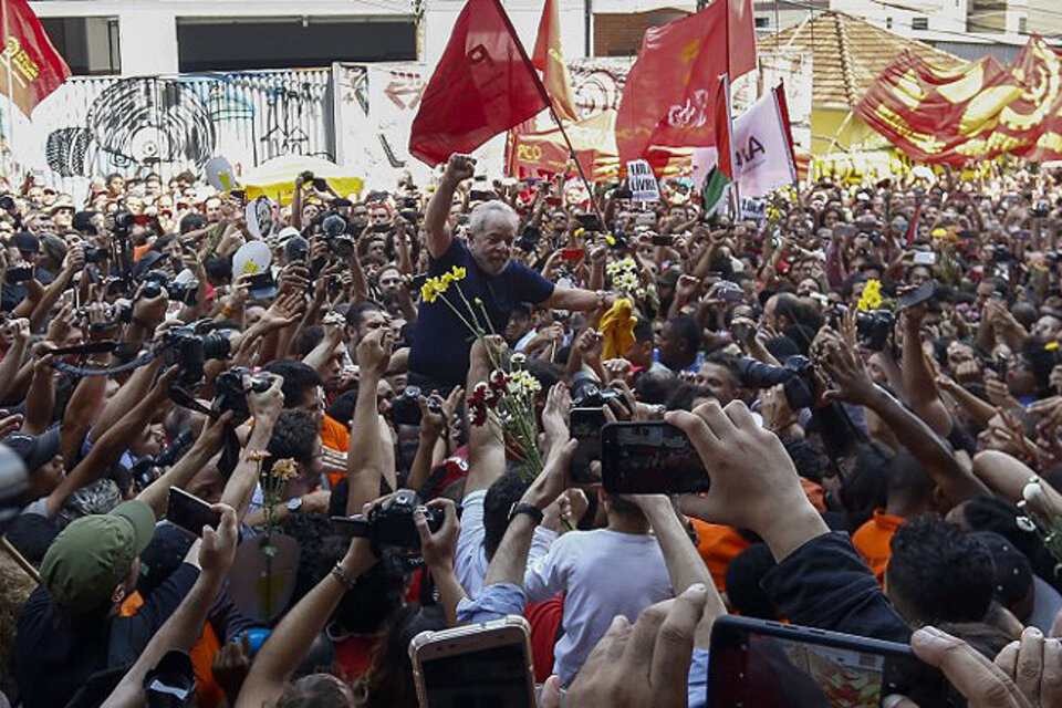 En abril del año pasado los seguidores de Lula lo acompañaron en el momento previo a su detención.  (Fuente: AFP)