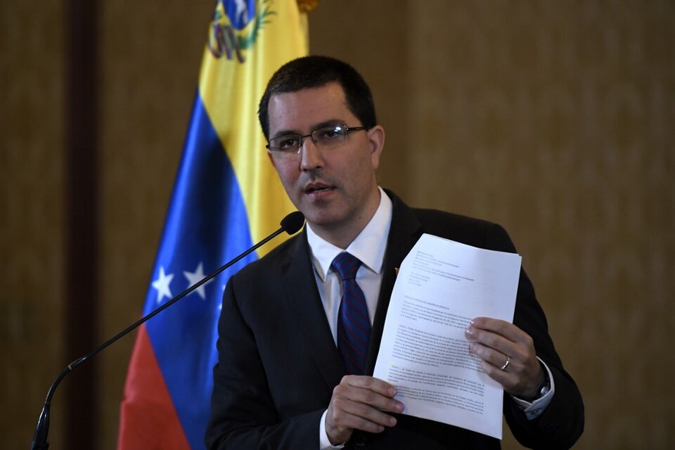 El canciller de Venezuela, Jorge Arreaza, acusó a Estados Unidos de boicotear la mesa de diálogo de Barbados. (Fuente: Federico Parra / AFP)