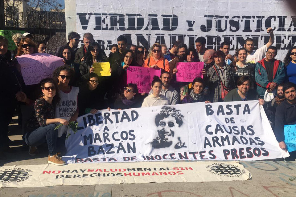 La agrupación Amigas y compañeras de Marcos Bazán y su concentración frente a los Tribunales de Lomas de Zamora.