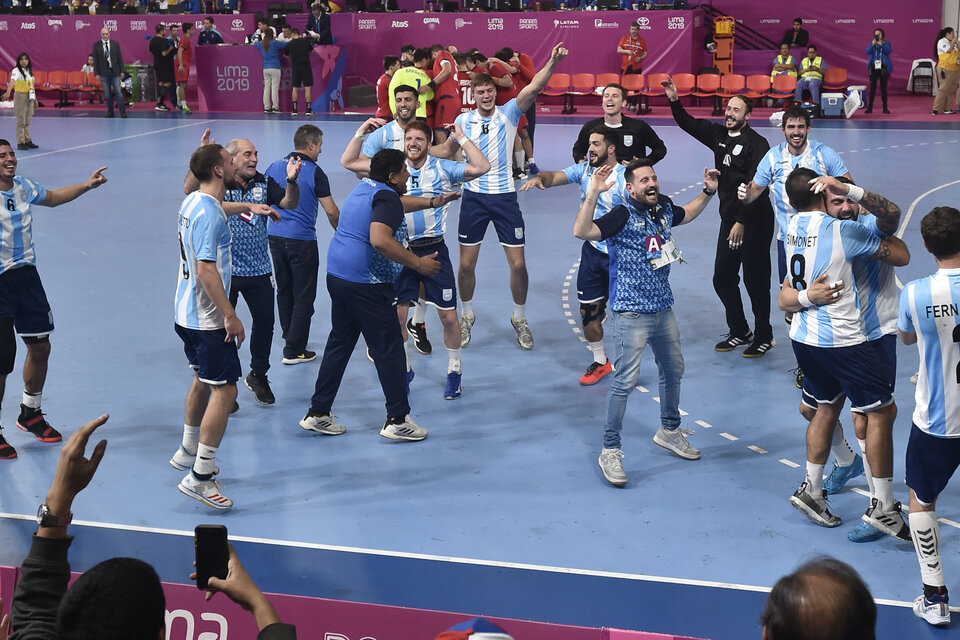 El festejo de Los Gladiadores tras vencer a Chile y ganar la medalla de oro. (Fuente: AFP)