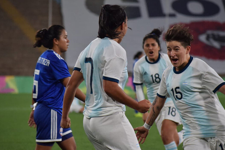 Las chicas festejan uno de los tres goles ante Paraguay.