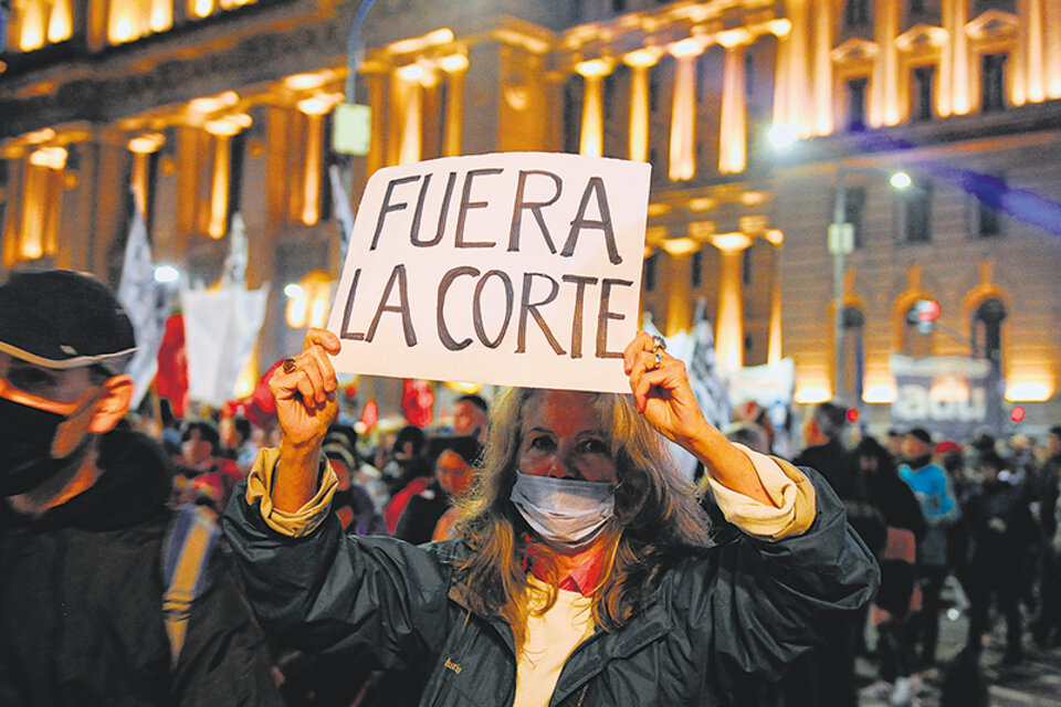 Durante la movilización se recordó el aniversario del fallo del 2 x 1 de la Corte.