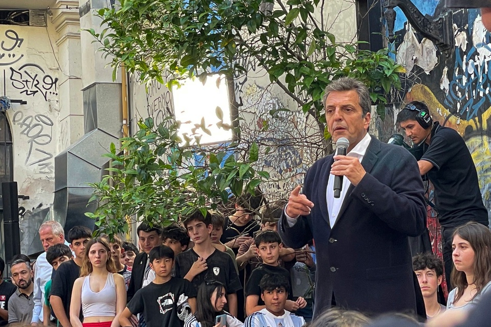 🔴En vivo. Massa fue ovacionado por estudiantes del Pellegrini