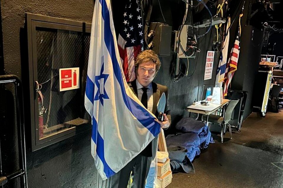 🔴 En vivo. Milei, enrollado con las banderas de Israel y Estados Unidos