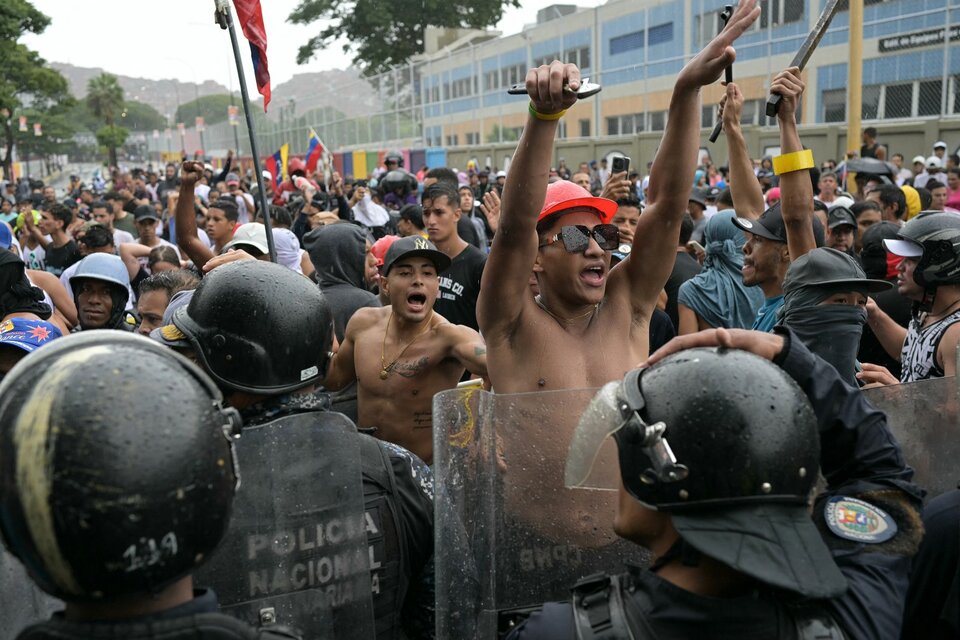 🔴 En vivo. Los militares respaldaron a Maduro y denunciaron un intento de golpe