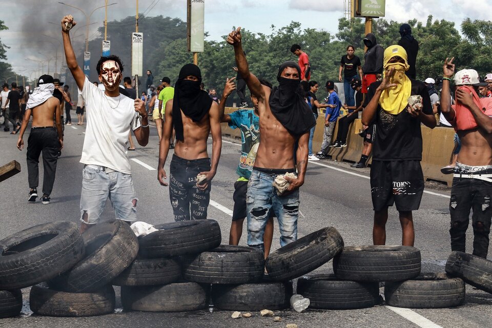 🔴 En vivo. Después del respaldo militar a Maduro, la oposición se moviliza en Caracas