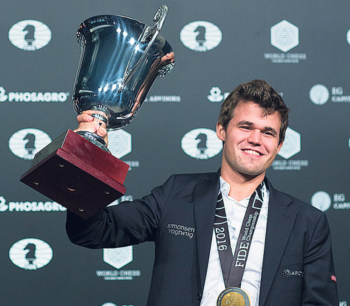 La fortuna sonríe a Carlsen y se clasifica para la final