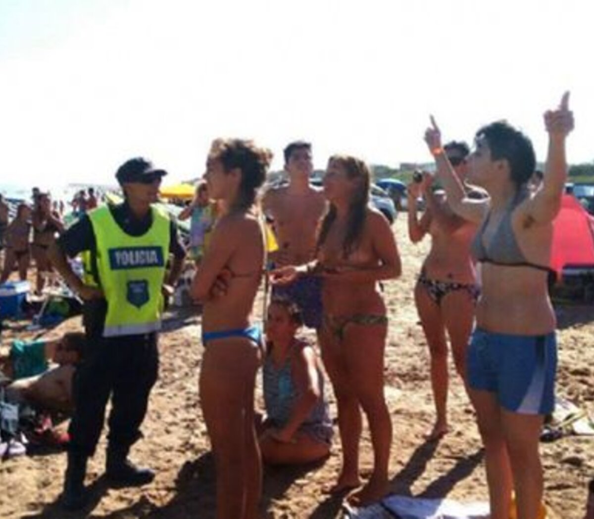 Se viene el Operativo Tetas al Sol | La policía quiso echar a tres mujeres  que hacían topless | Página|12