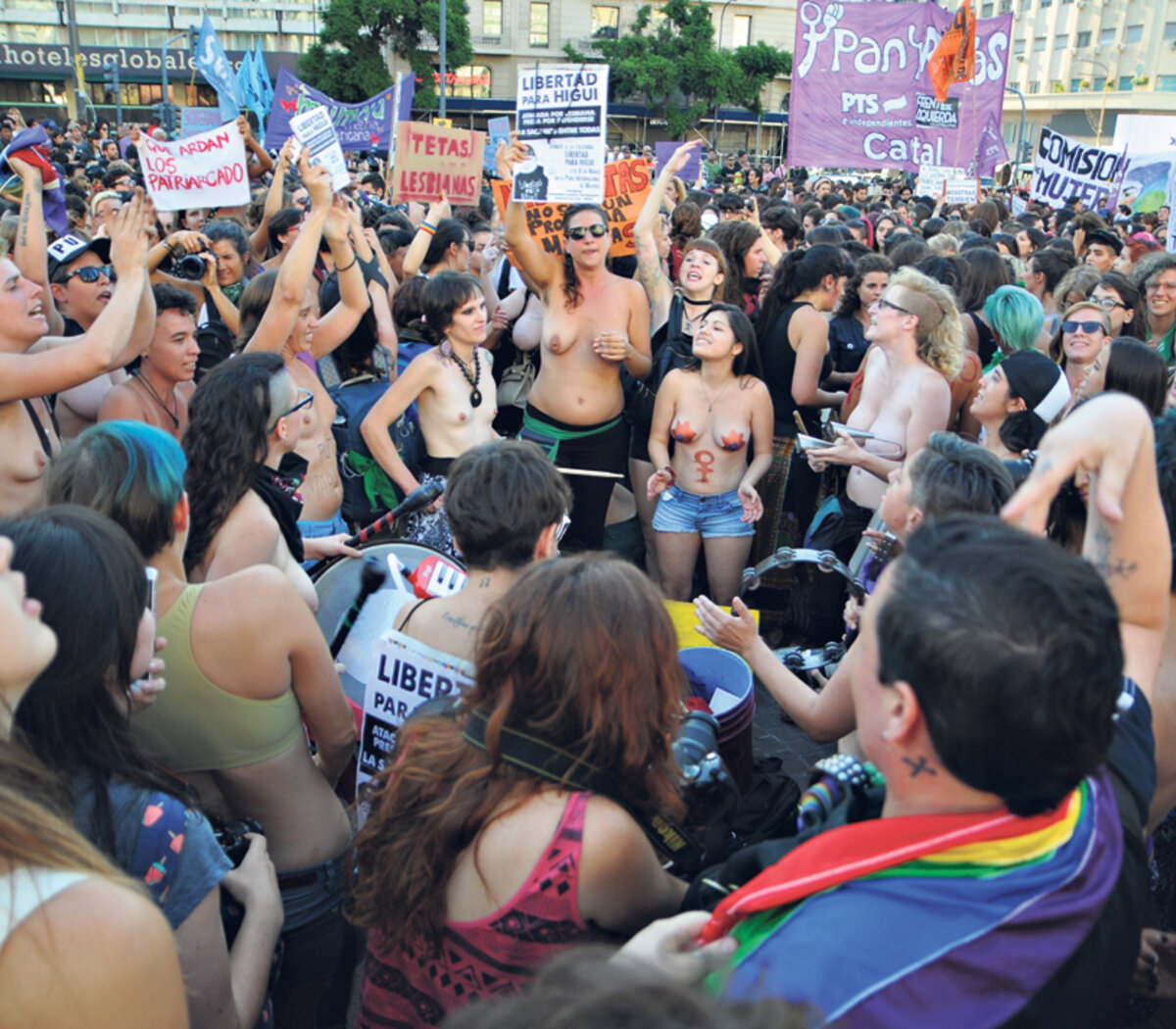 Poner el pecho | Tetazo en el Obelisco por el derecho de las mujeres a  decidir sobre sus cuerpos | Página|12