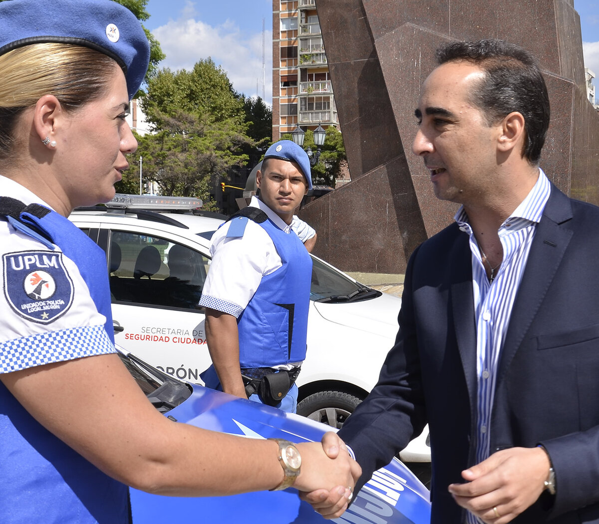 La Policía de Morón no quiere lesbianas | Echó de una plaza a dos chicas  por besarse | Página|12