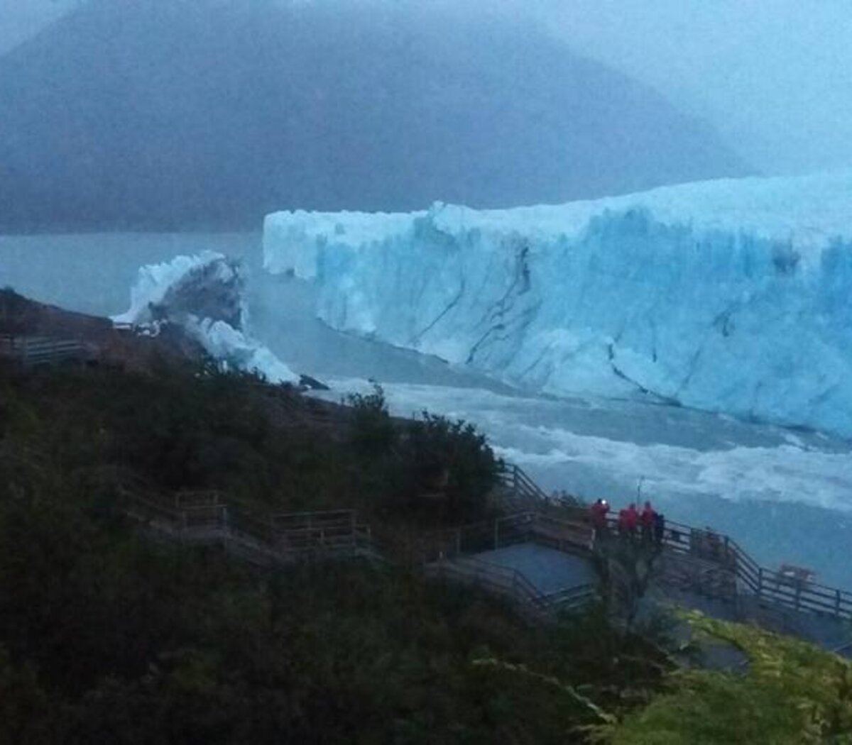 Cayo El Puente De Hielo Del Perito Moreno El Desprendimiento Ocurrio En La Madrugada Y Sin Publico Pagina12