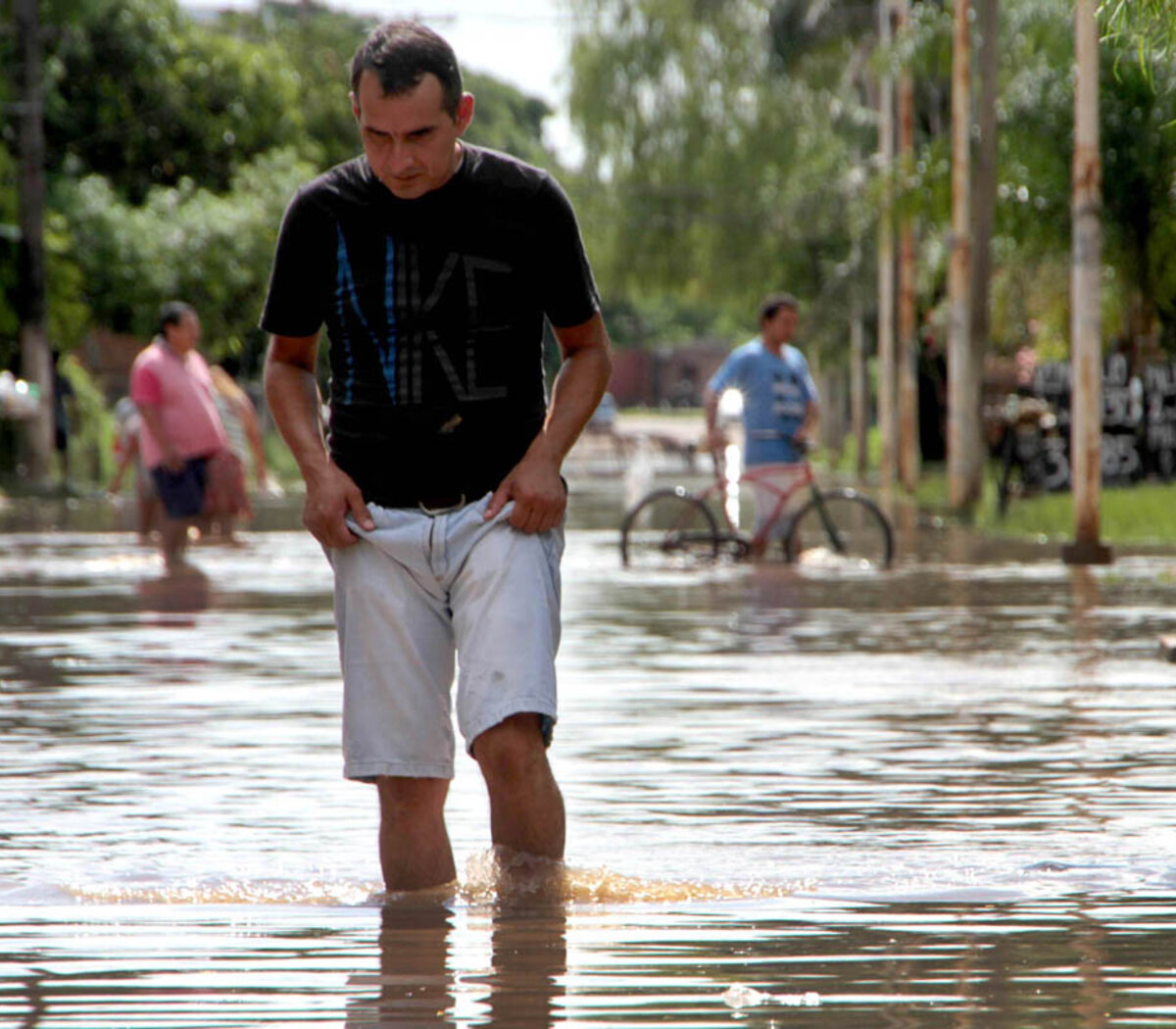 El agua que no perdona Hay al menos cinco mil evacuados por las