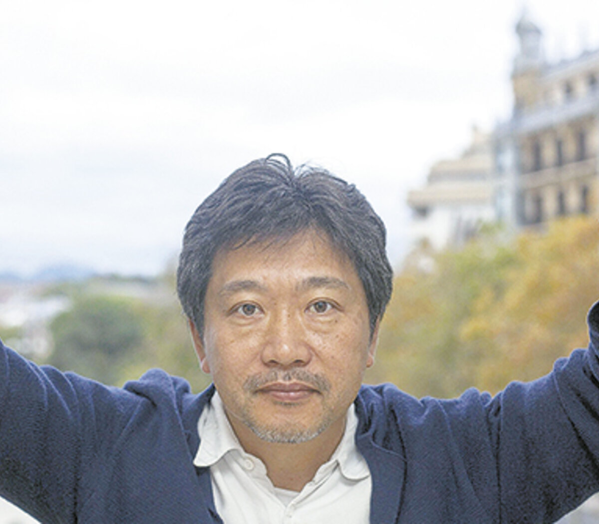 “Es necesario hacer visible lo invisible” | Entrevista a Hirokazu Kore-eda,  director de Somos una familia | Página|12