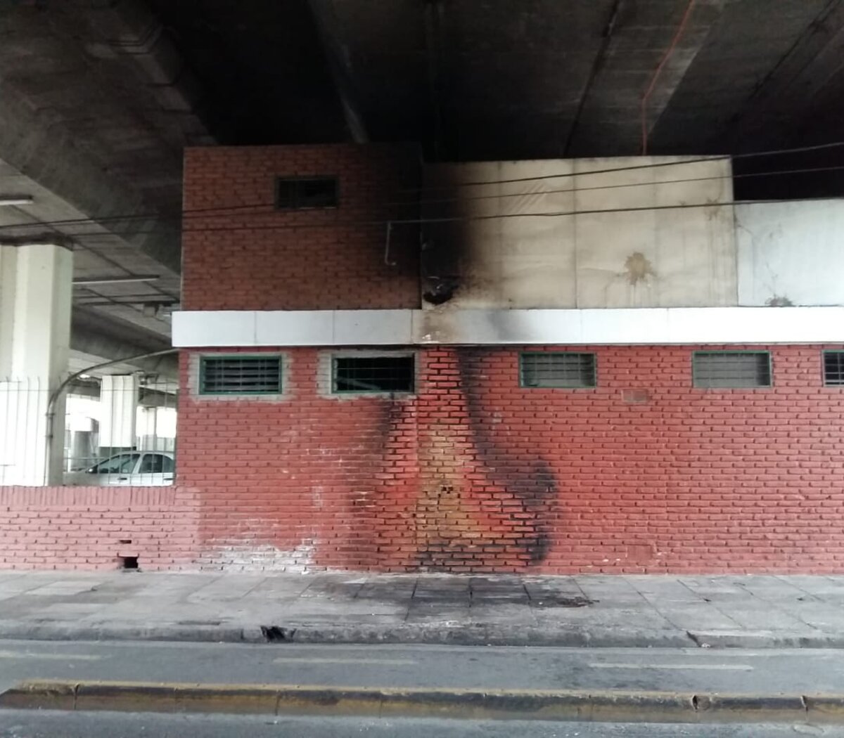 Prendieron fuego a una persona que dormía en la cal... | Página12