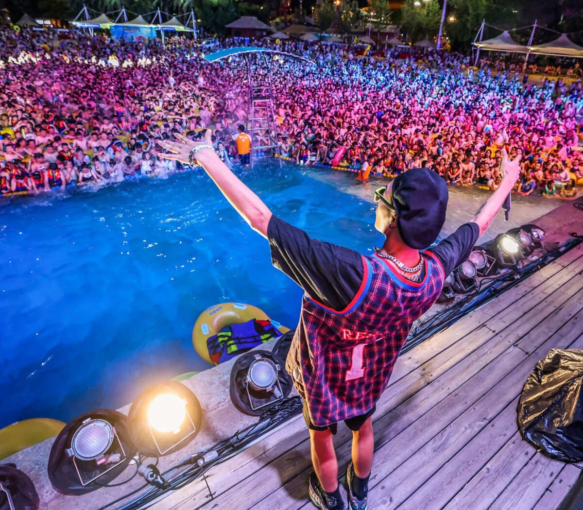 Multitudinaria fiesta electrónica en un parque acuático de Wuhan | Indignación en las redes sociales por el festival en la ciudad donde se registraron los primeros casos Covid-19 | Página|12