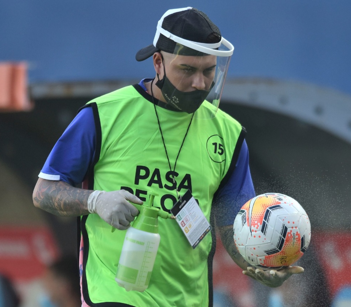 Los protocolos del regreso del fútbol | Barbijos, d... | Página12