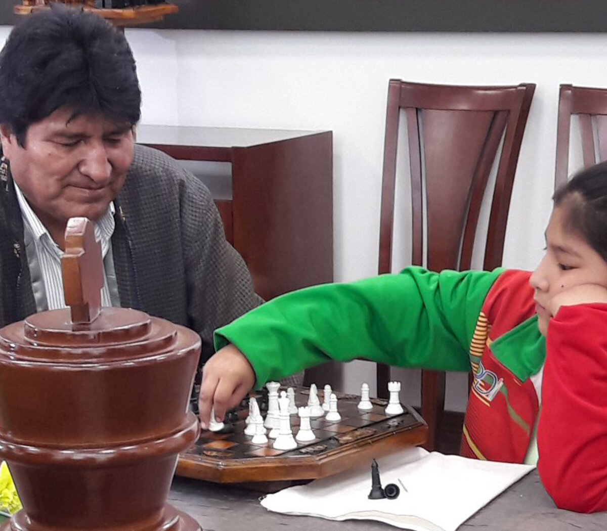 Don Juan Copa, Bolivia, Comerciante boliviano enseña ajedrez a niños de  su barrio para alejarlos del celular, VIDEO, Narración, Historias EC, MUNDO