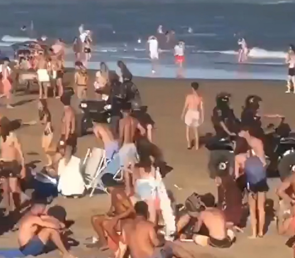 Pinamar: un comando especial de policías dispersó a jóvenes que bailaban en  la playa | Los turistas, sin distanciamiento social | Página|12