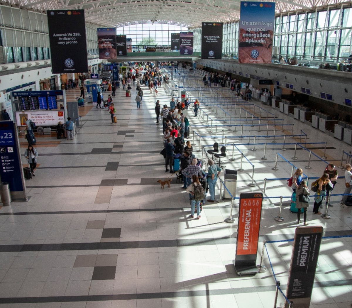 Detienen a un edecán presidencial en Ezeiza | Detectaron que llevaba un  arma no declarada en su valija | Página12