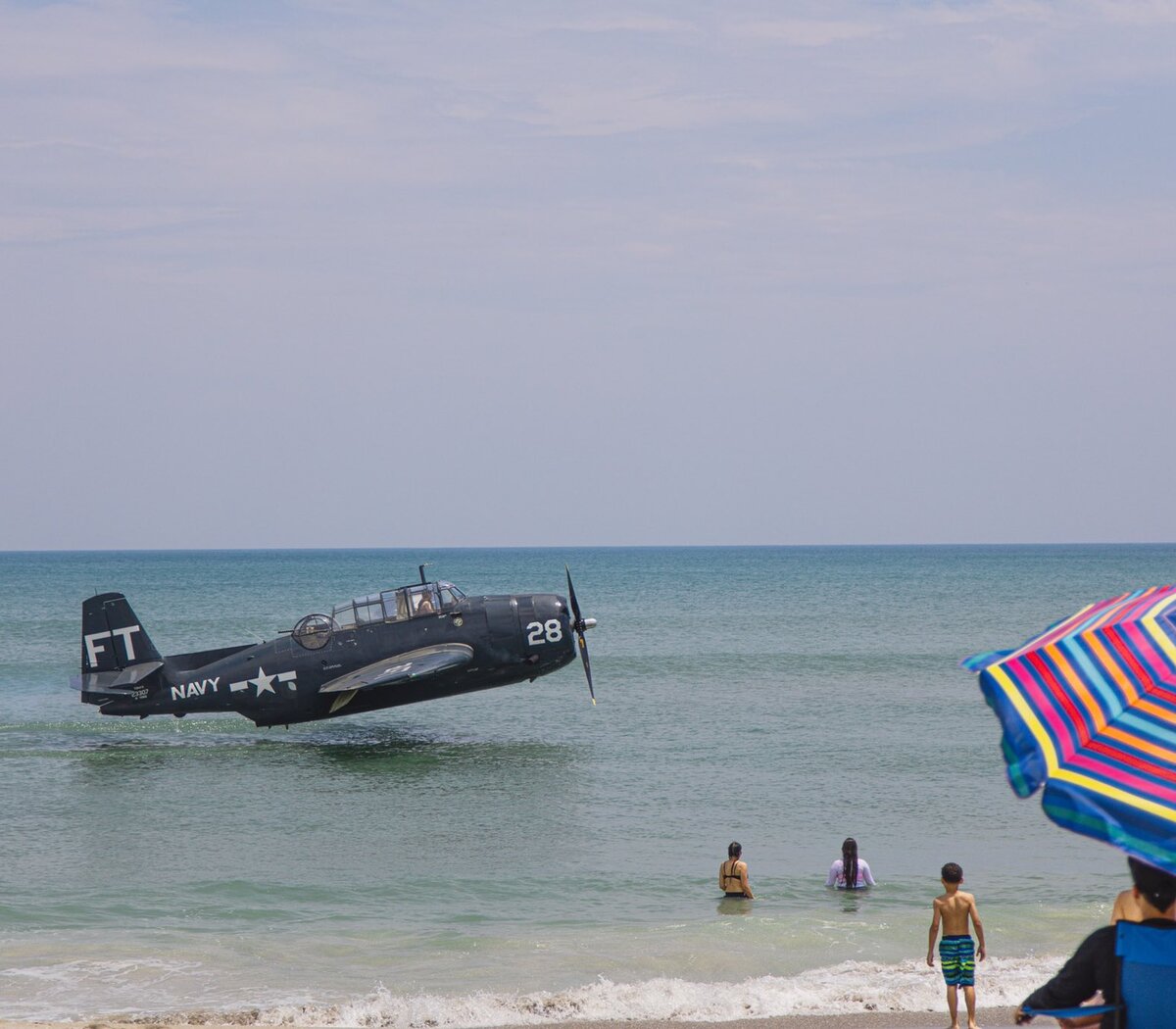 Impresionante aterrizaje de un avión de la Segunda Guerra Mundial en una  playa llena de turistas | Los videos que se viralizaron en las redes  sociales | Página12