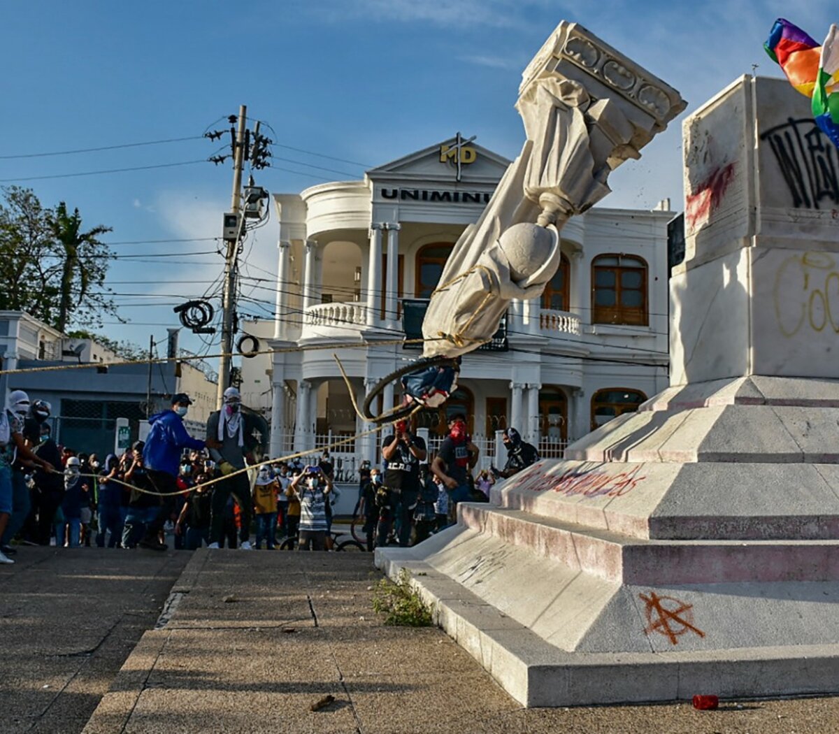 Protestas en Colombia: derribaron una estatua de Cristóbal Colón en Barranquilla | Al grito de “Colón asesino” | Página12