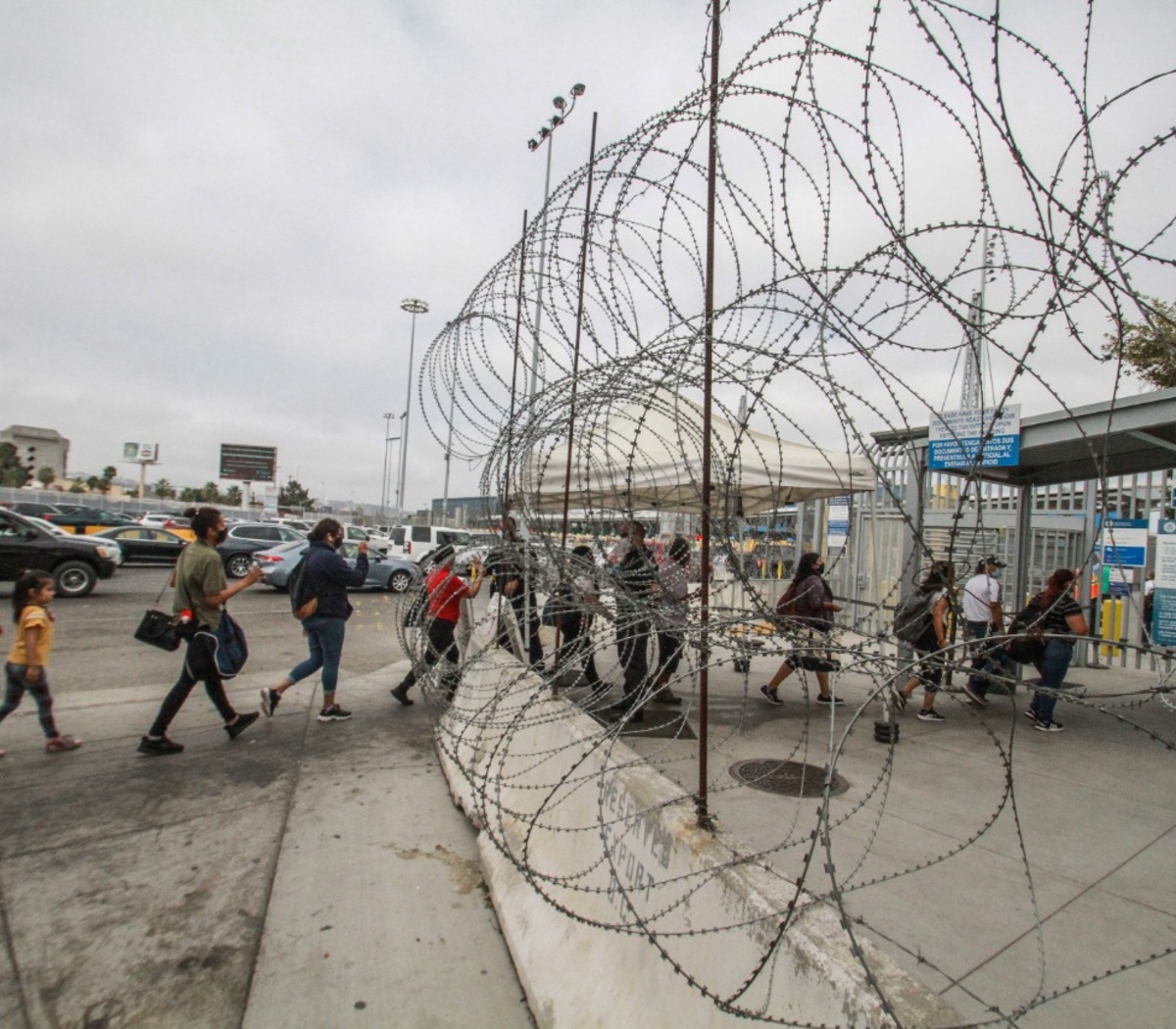 Quedate en México": la Corte Suprema de Estados Unidos ordenó reactivar una cuestionada  política migratoria de Trump | Revés para el presidente Joe Biden | Página12