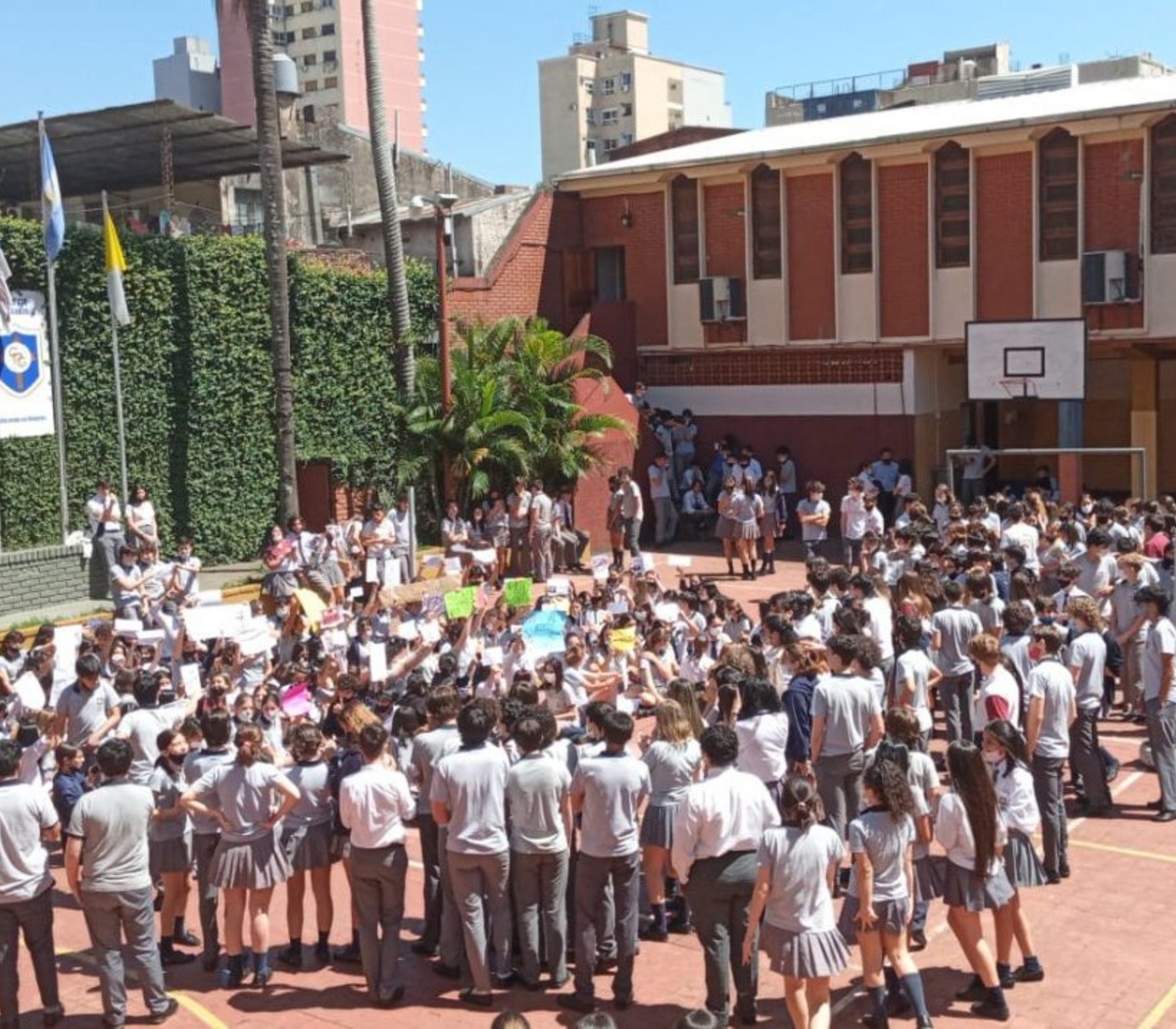 Acoso sexual en una escuela de Misiones: pidieron una orden de restricción  para los seis alumnos denunciados | La fiscalía exigió también que terminen  la cursada de forma virtual y que no