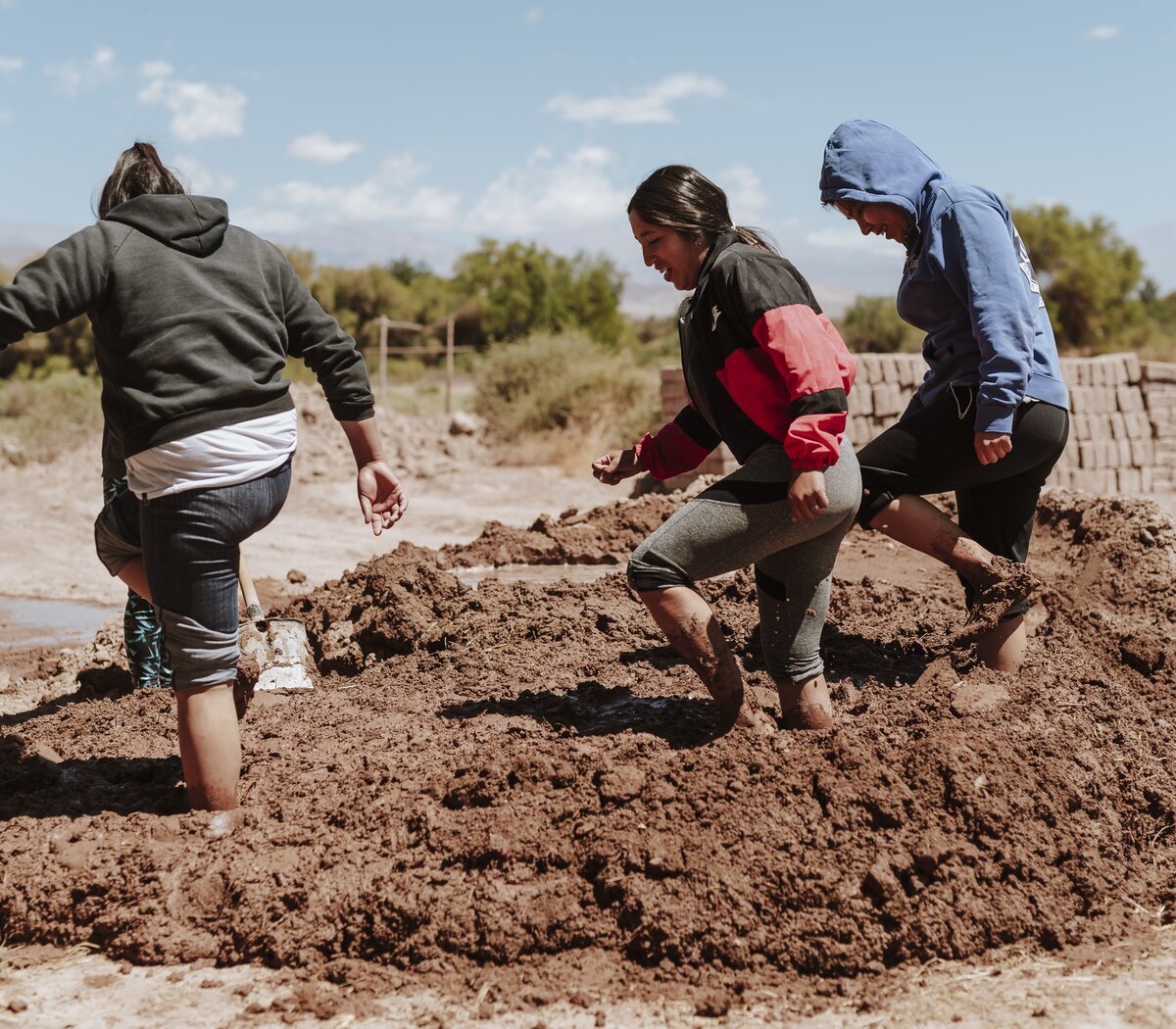 Mamás solas construyen casas de adobe | “Juntas construimos nuestro hogar”  | Página12