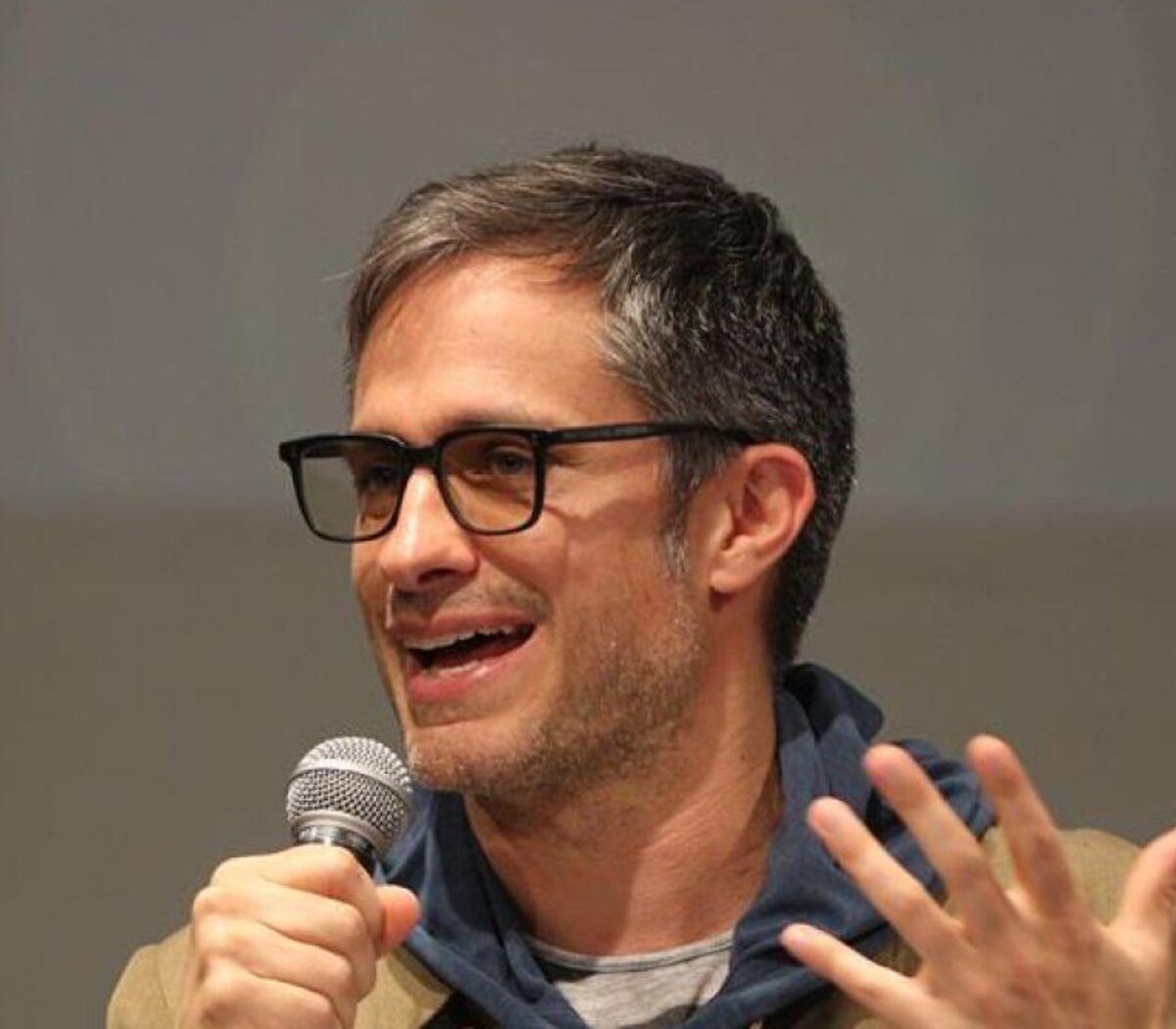 Gael García Bernal participa de debate no Rio de Janeiro - OFuxico