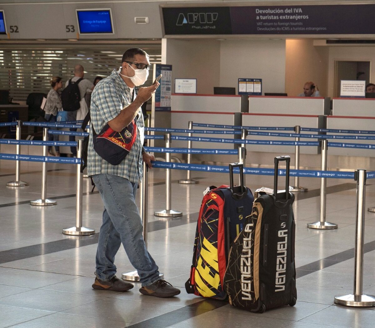 En el aeropuerto de Ezeiza sacaron las máquinas para embalar valijas: qué  alternativas hay para protegerlas | Dejaron de funcionar hace unos días |  Página12