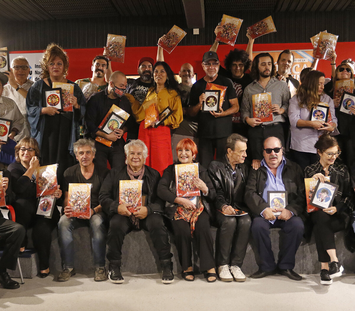 El Inamu presentó el álbum-manual "Figuritas de la Música Argentina" | Con  la presencia de Litto Nebbia, Moris, León Gieco y David Lebón, entre otros  | Página12