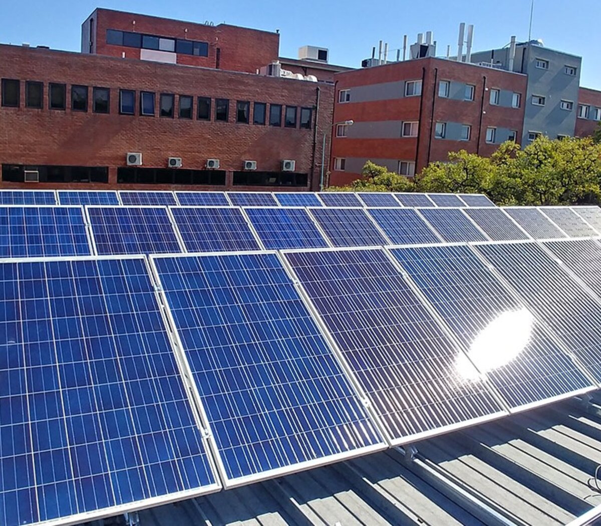 Enchufe solar para ventanas que genera electricidad – Ciudad Sustentable